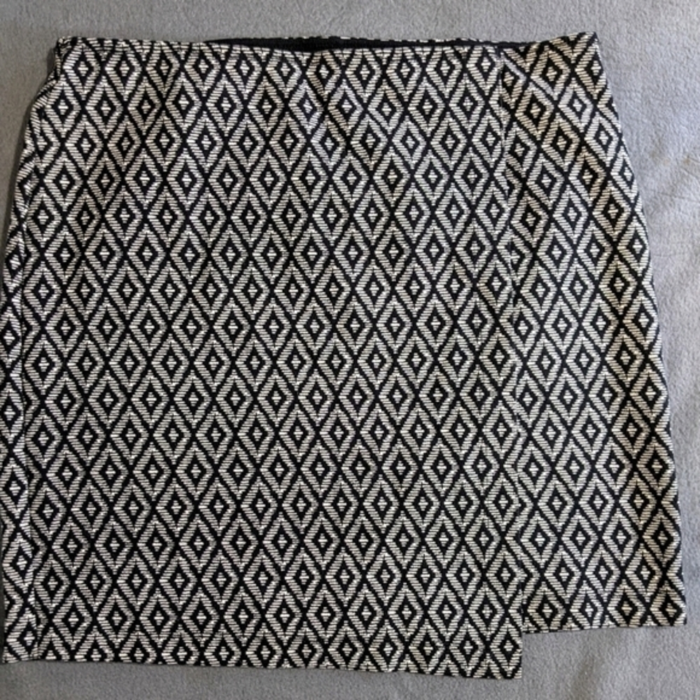 Hollister mini skirt size‎ L   stretchy wrap style black and white pull on